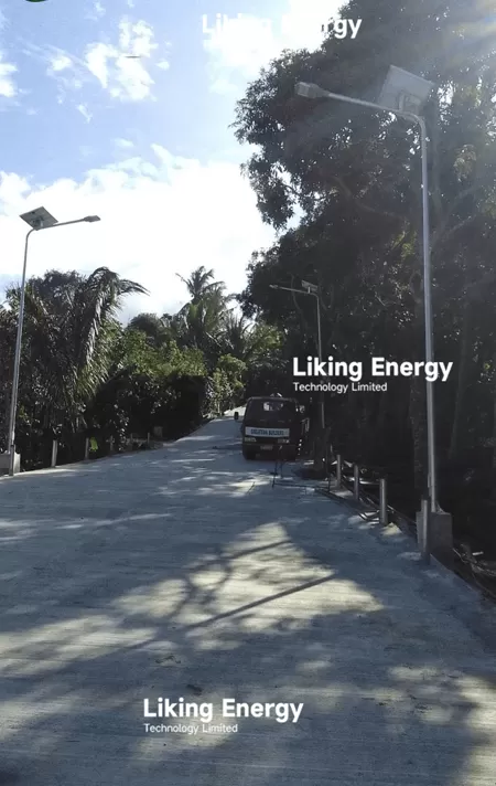 Kelebihan suka MP siri Windproof diselaraskan Semi-Split Solar Light