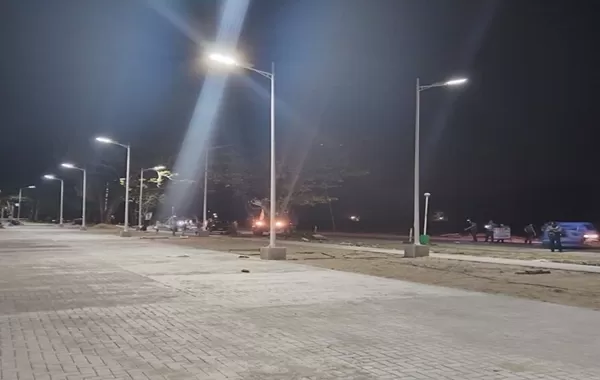 Pemasangan H100w dan 8m dengan reka bentuk 1.5m 4 di jalan wilayah